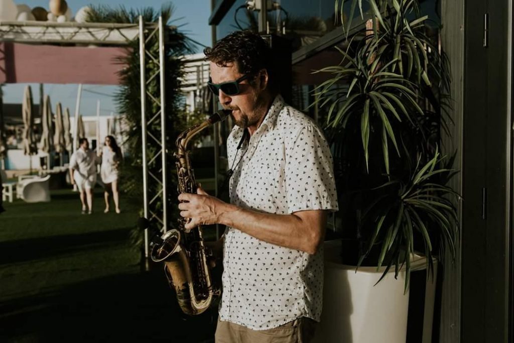 Saxofonista actuando en fiesta sunset en el puerto de alicante. - música para cócteles de empresa