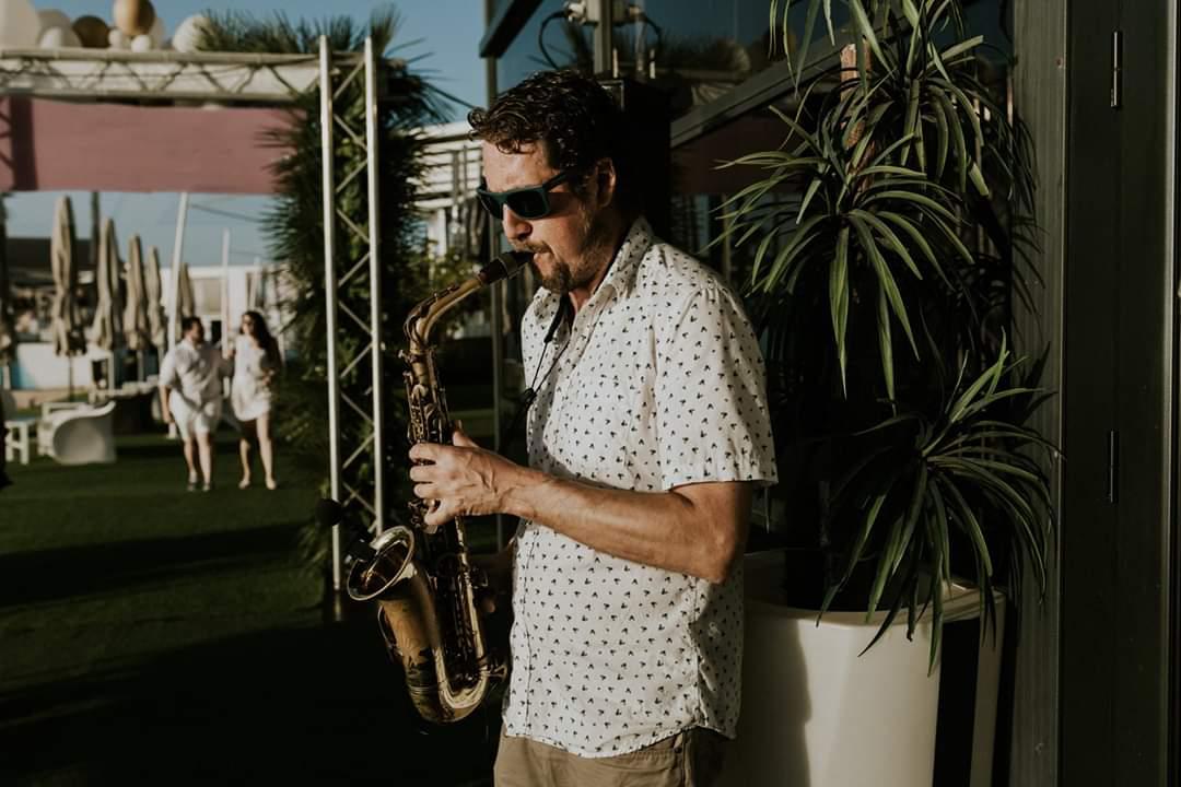 Saxofonista actuando en fiesta sunset en el puerto de alicante. - música para cócteles de empresa