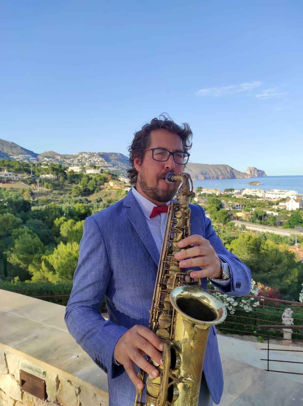 Alejandro Pugliano Saxofonista tocando en vivo para evento en Altea