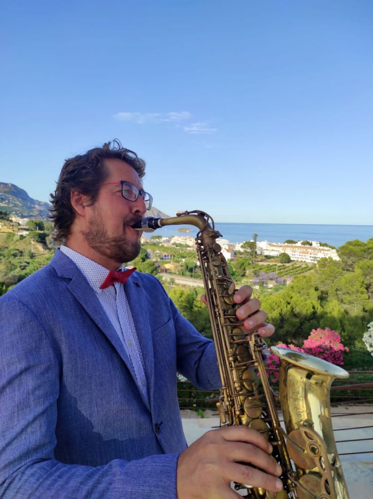 Saxofonista en Alicante, música en vivo para tu boda, evento o celebración