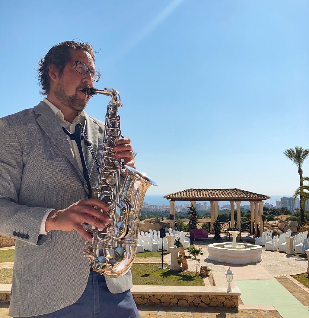 Saxofonista actuando en boda en el Hotel Melia Villaitana de benidorm - Interpretación de a thousand years Christina