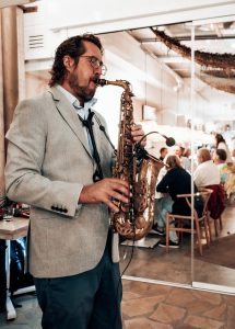 Saxofonista actuando en restaurante - música para cócteles de empresa