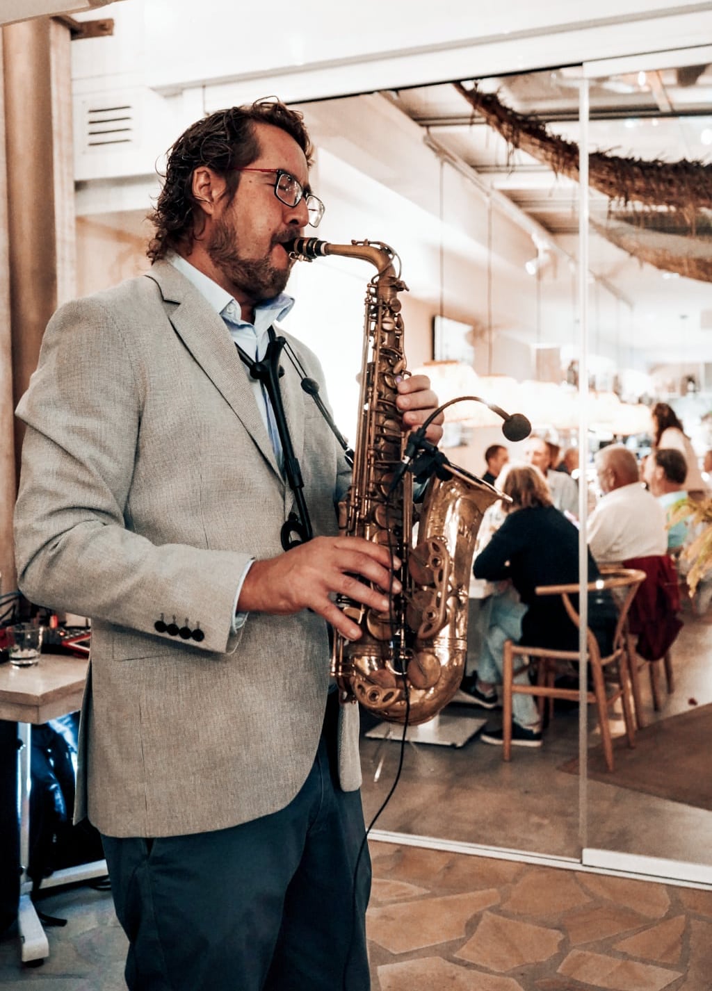 Saxofonista actuando en restaurante - música para cócteles de empresa