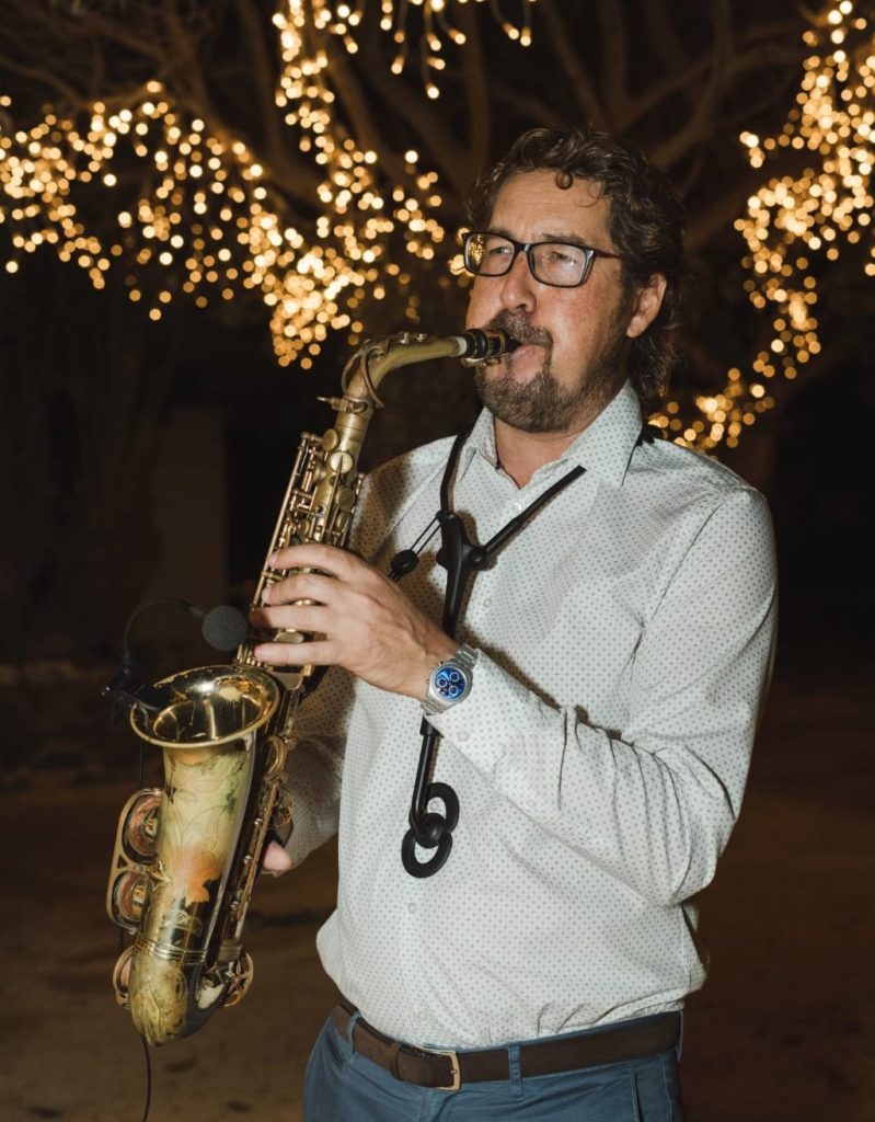 Alejandro Pugliano tocando el Saxo - música para cócteles de empresa