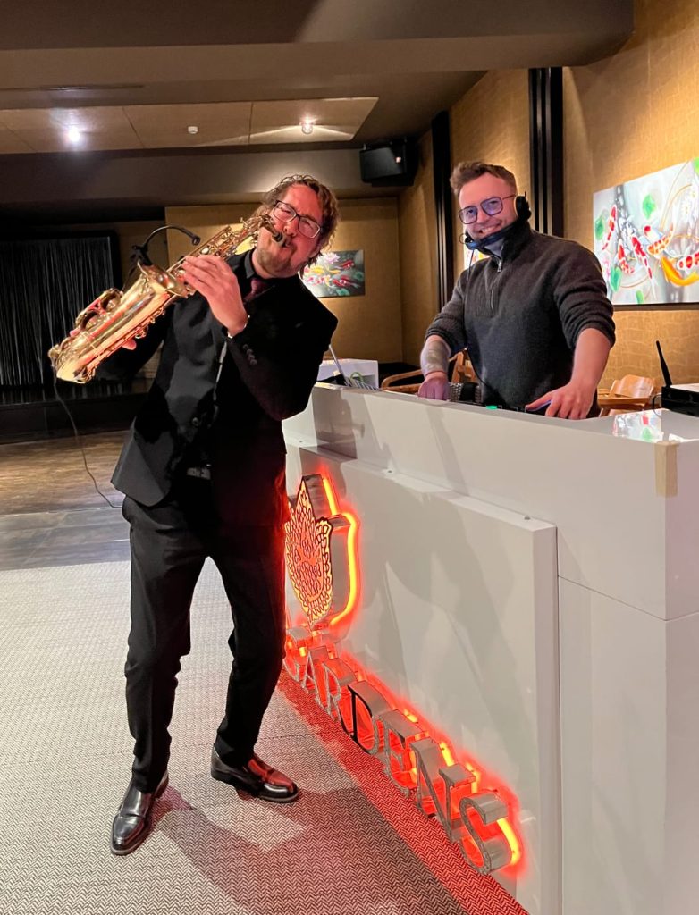 Presentación de Alejandro Pugliano con un DJ