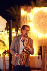 Alejandro Pugliano Saxofonista tocando en un evento privado