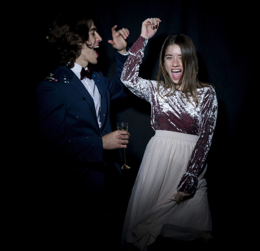 saxofonista para fiestas privadas - PERSONAS BAILANDO EN UNA FIESTA