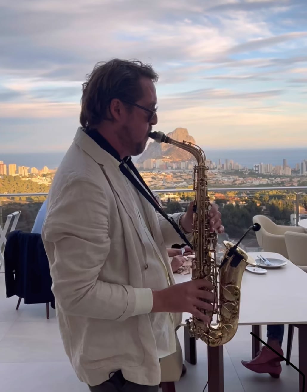 saxofonista en boda, Alejandro Pugliano tocando en Rooftop Orobianco de Calpe