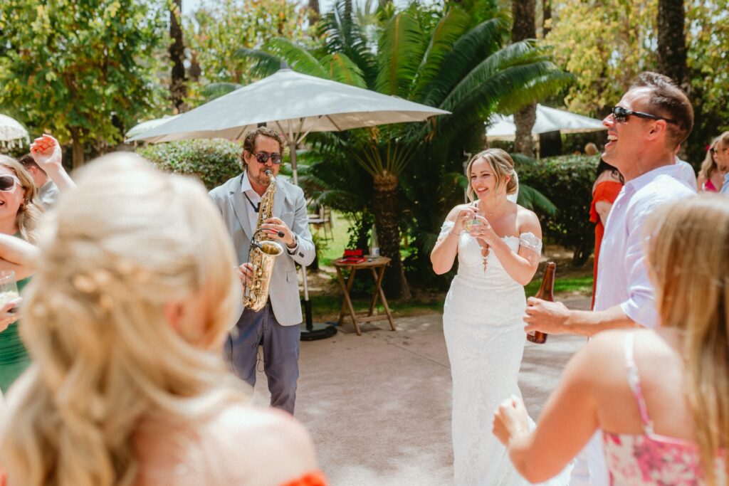 Saxofonista en Murcia actuando en cóctel de boda