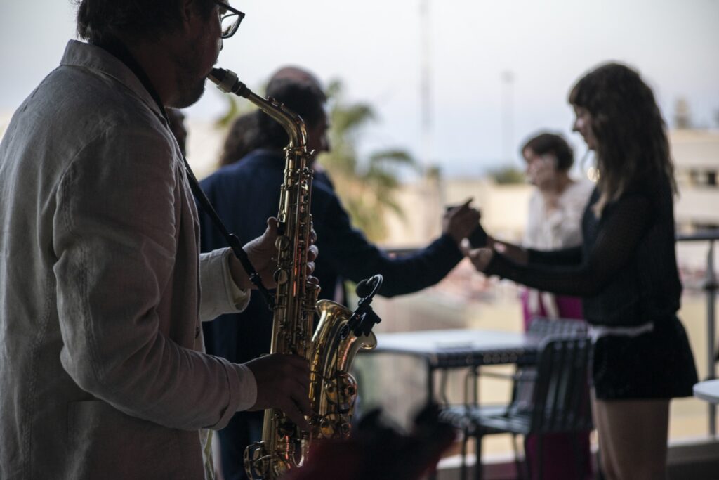 musica en cócteles - Saxofonista de españa actuando en un evento en alicante