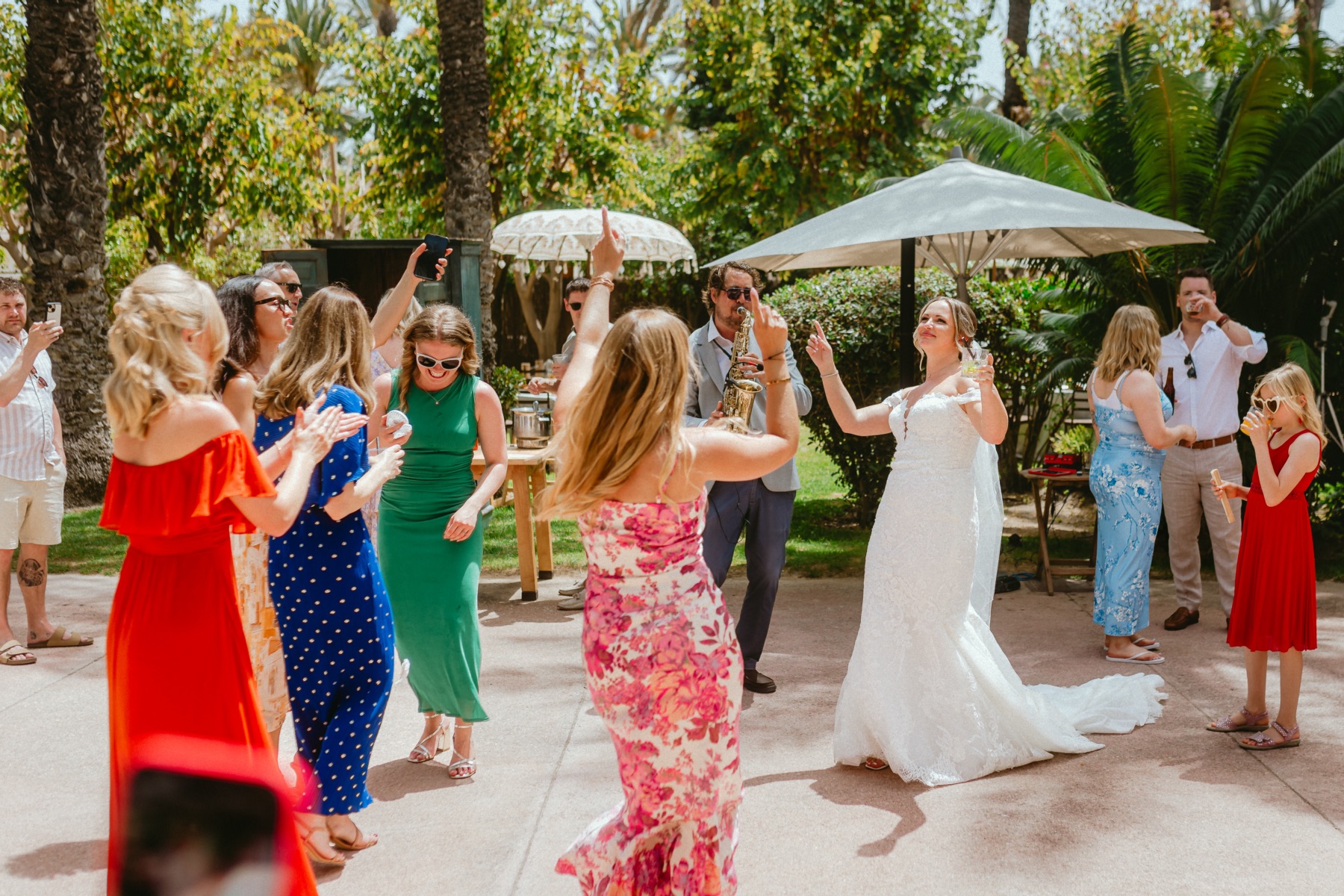 Saxofonista en el jardín fiesta - boda - huerto del cura