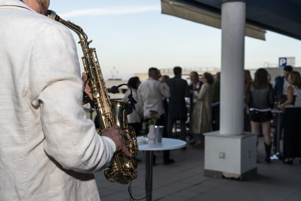 Saxofonista tocando en Alicante España - Música para cócteles de empresa