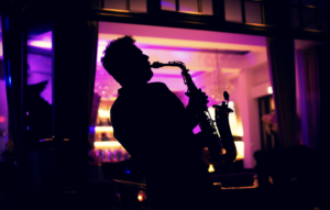 saxofonista tocando música para eventos en vivo