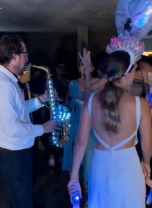 Saxofonista led en la hora loca de una boda