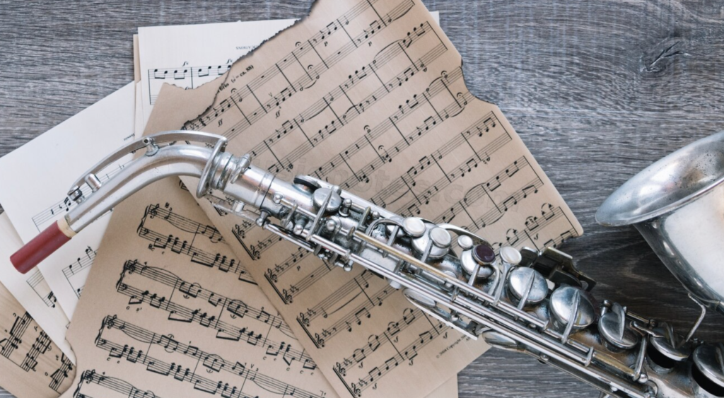 saxofón junto a notas musicales de una canción