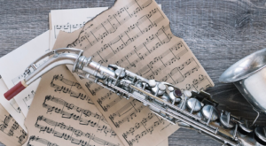saxofón junto a notas musicales de una canción