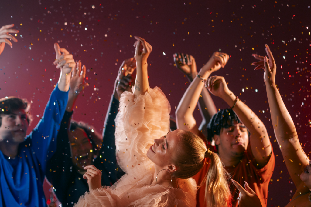 personas bailando con música para eventos en vivo