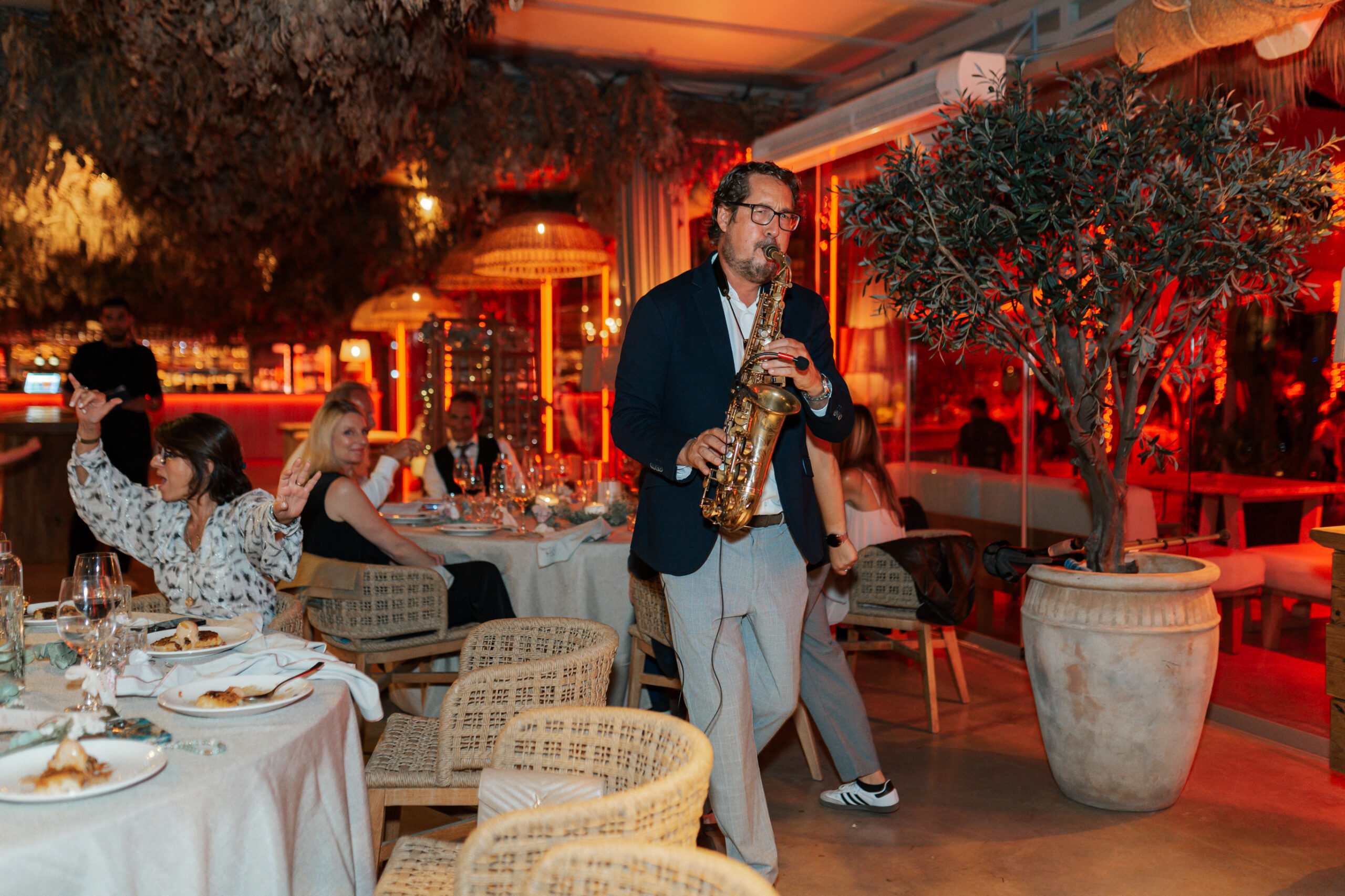 Saxofonista en cena de restaurante